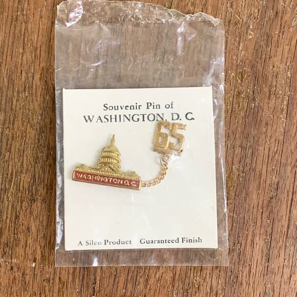 1965 Washington D.C. Vintage gold‎ tone Souvenir Pin Made In Usa NEW in package - Picture 1 of 4